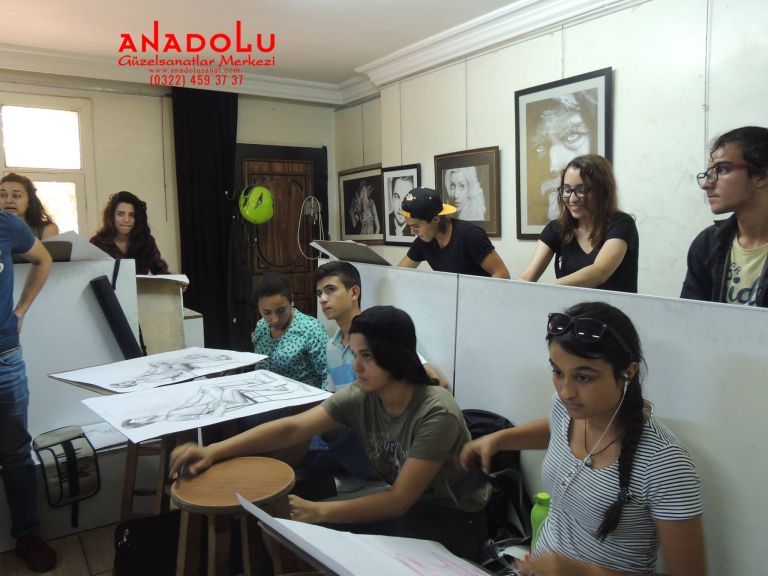 Güzel Sanatlar Öğrencileri Desen Çalışırken Bursa